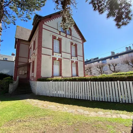 Lumineux & Commerces A Pied * Cabourg