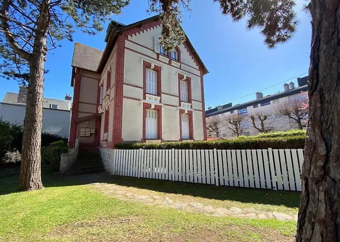 Lumineux & Commerces A Pied * Cabourg