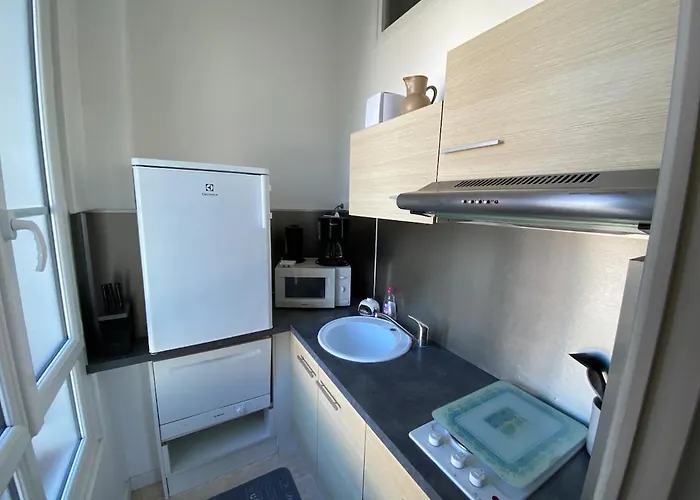 Lumineux & Commerces A Pied Cabourg