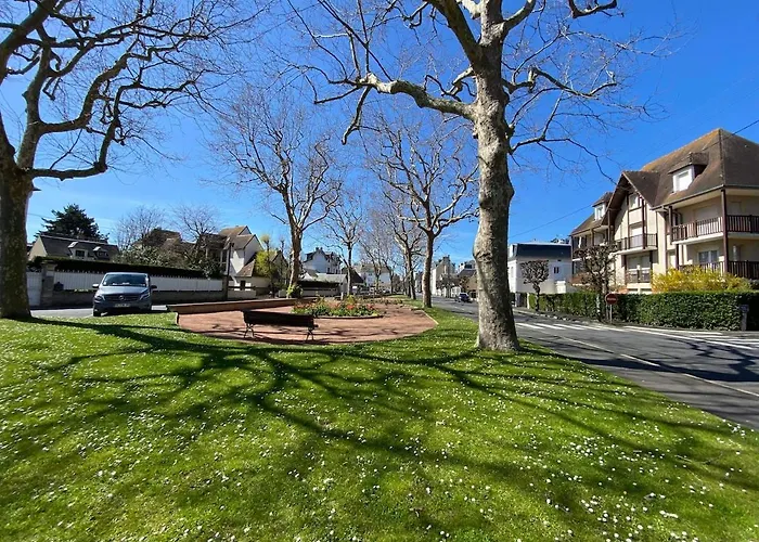 Lumineux & Commerces A Pied * Cabourg