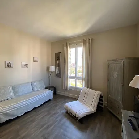 Lumineux & Commerces A Pied Cabourg