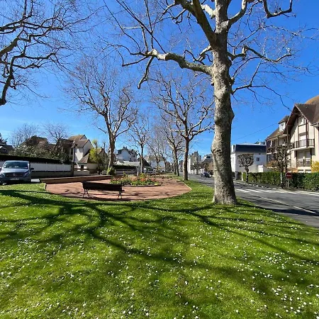 Lumineux & Commerces A Pied * Cabourg