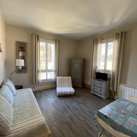 Lumineux & Commerces A Pied *