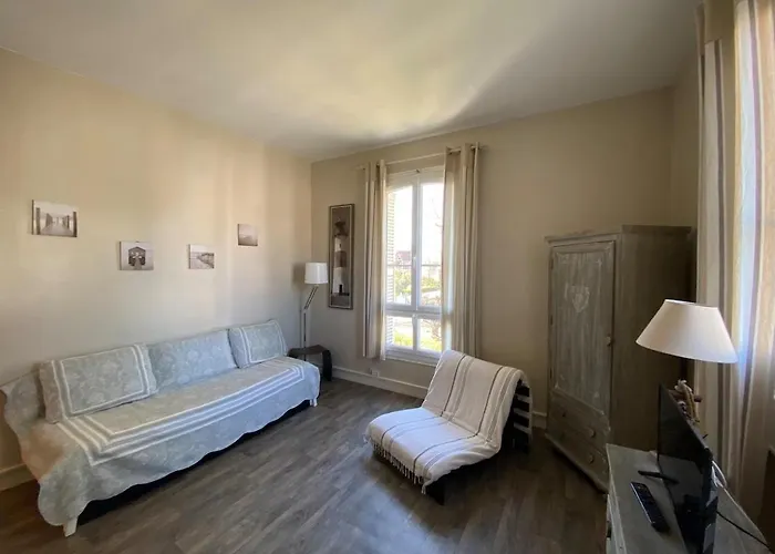 Lumineux & Commerces A Pied Cabourg